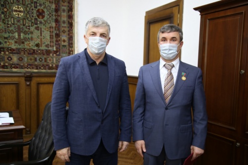 Хизри Абакаров наградил знаком отличия директора Дербентского кадетского корпуса (школа-интернат)» им. В. Эмирова - Аммая Шахбанова