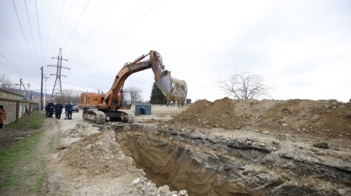 Глава Дербента проинспектировал ход реконструкции улицы Фермерская