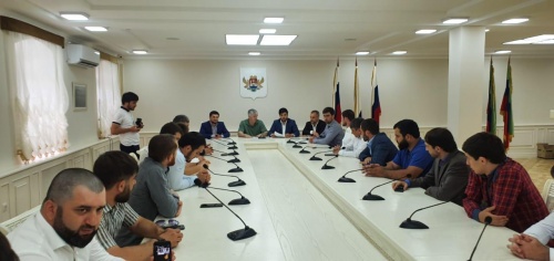 Хизри Абакаров вручил волонтерам благодарственные письма 