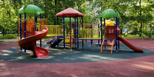 Житель улицы 345 ДСД своими силами построит детскую площадку