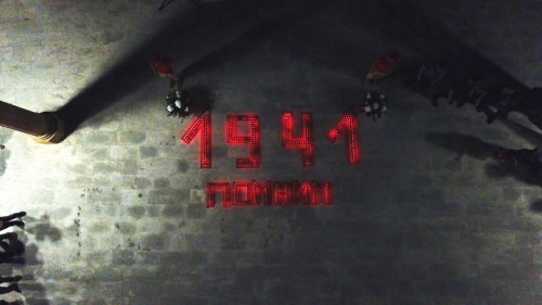 В день акции «Свеча памяти», дербентцы выложили из 500 зажжённых свечей слово «Помним»