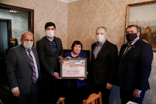 Ветеранам Дербента вручили сертификаты на получение 1 миллиона рублей от Сулеймана Керимова