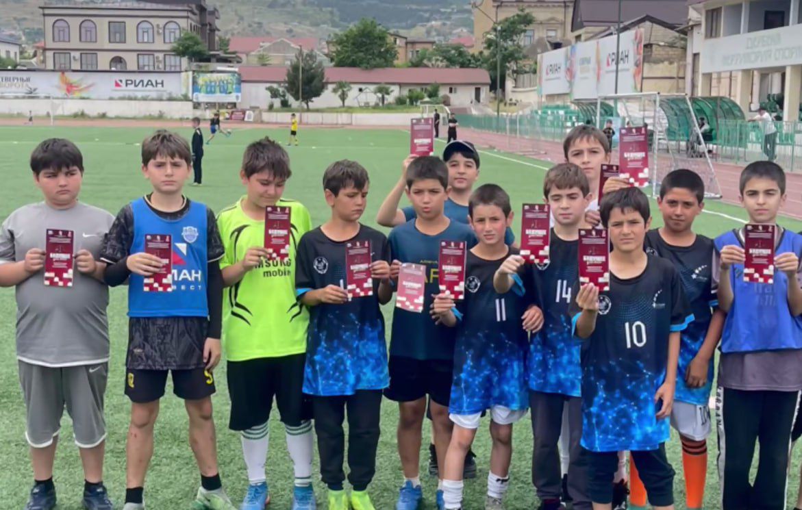 На стадионе "Нарын-кала" состоялся турнир по мини-футболу, посвященный международному Дню защиты детей