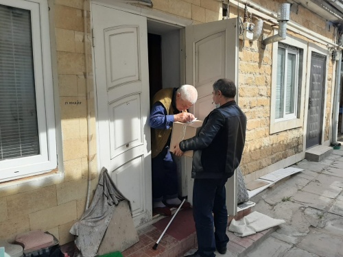 В Дербенте по инициативе руководства администрации города продолжается раздача продуктовых наборов нуждающимся семьям