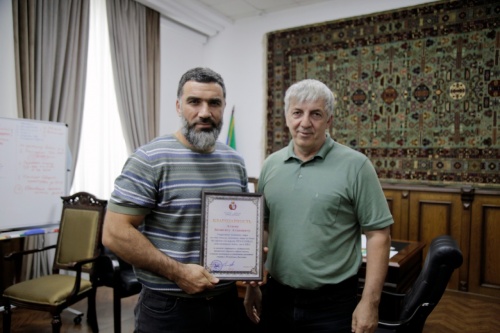 Мэр Дербента вручил благодарности Магомеду Исмаилову и Бозигиту Атаеву, которые показали высокие результаты в спортивных мероприятиях