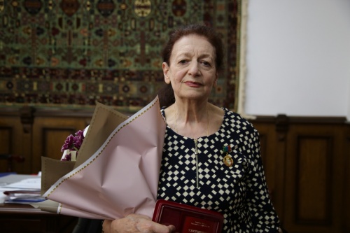 Глава Дербента вручил Валерии Хасановой знак отличия «За заслуги перед городом Дербентом» 