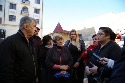 Хизри Абакаров выехал на прилегающую территорию многоквартирного дома №4 по улице Ленина