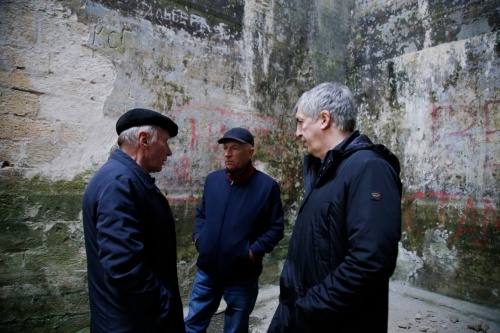 Хизри Абакаров совместно с комиссией из видных ученых осмотрели крестово-купольное сооружение на территории цитадели "Нарын-Кала"