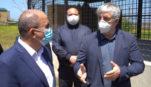 Владимир Лемешко осмотрел территорию под строительство госпиталя в Дербенте 