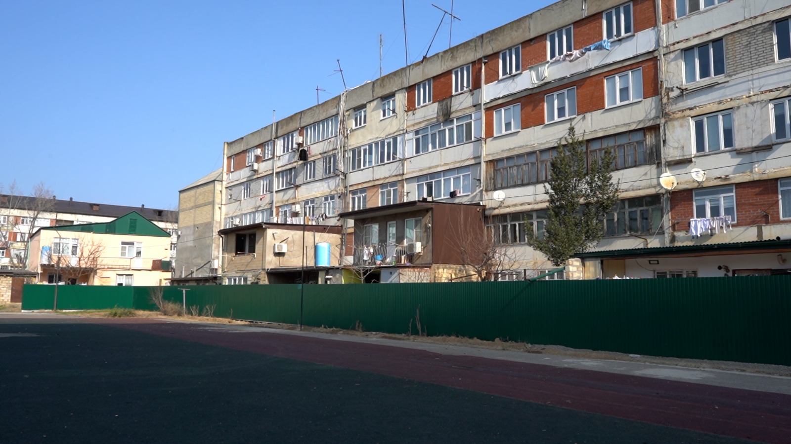 В школе N° 18 г Дербента установлен забор в целях антитеррористической безопасности