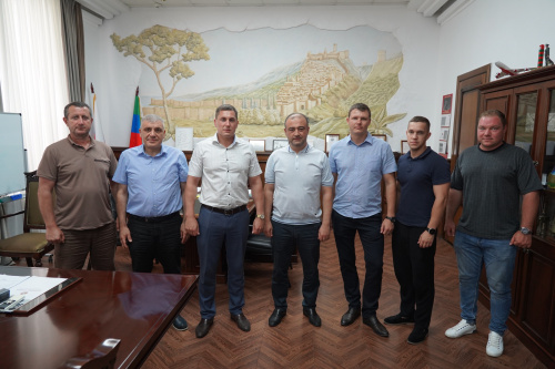 Глава Дербента Ханлар Пашабеков встретился с экипажем корабля «Дербент»