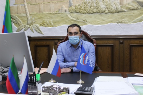 Врио главы Дербента провел дистанционный прием граждан, приуроченный ко дню рождения «Единой России»
